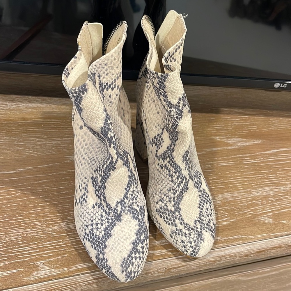 Steve Madden snake skin booties perfect condition size 8.5!!